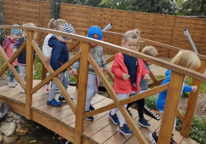 4 latki idą przez mostek